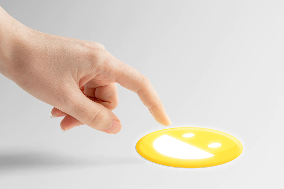 mano reaccionando en redes