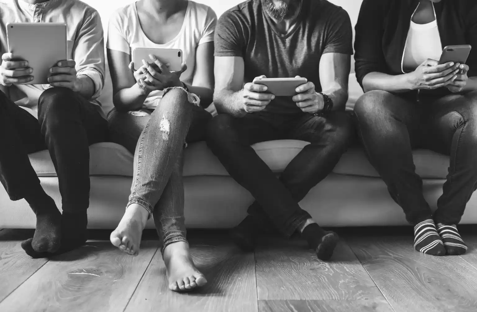 grupo personas diversas que usan dispositivos digitales 1536x1005 grupo personas diversas que usan dispositivos digitales 1536x1005