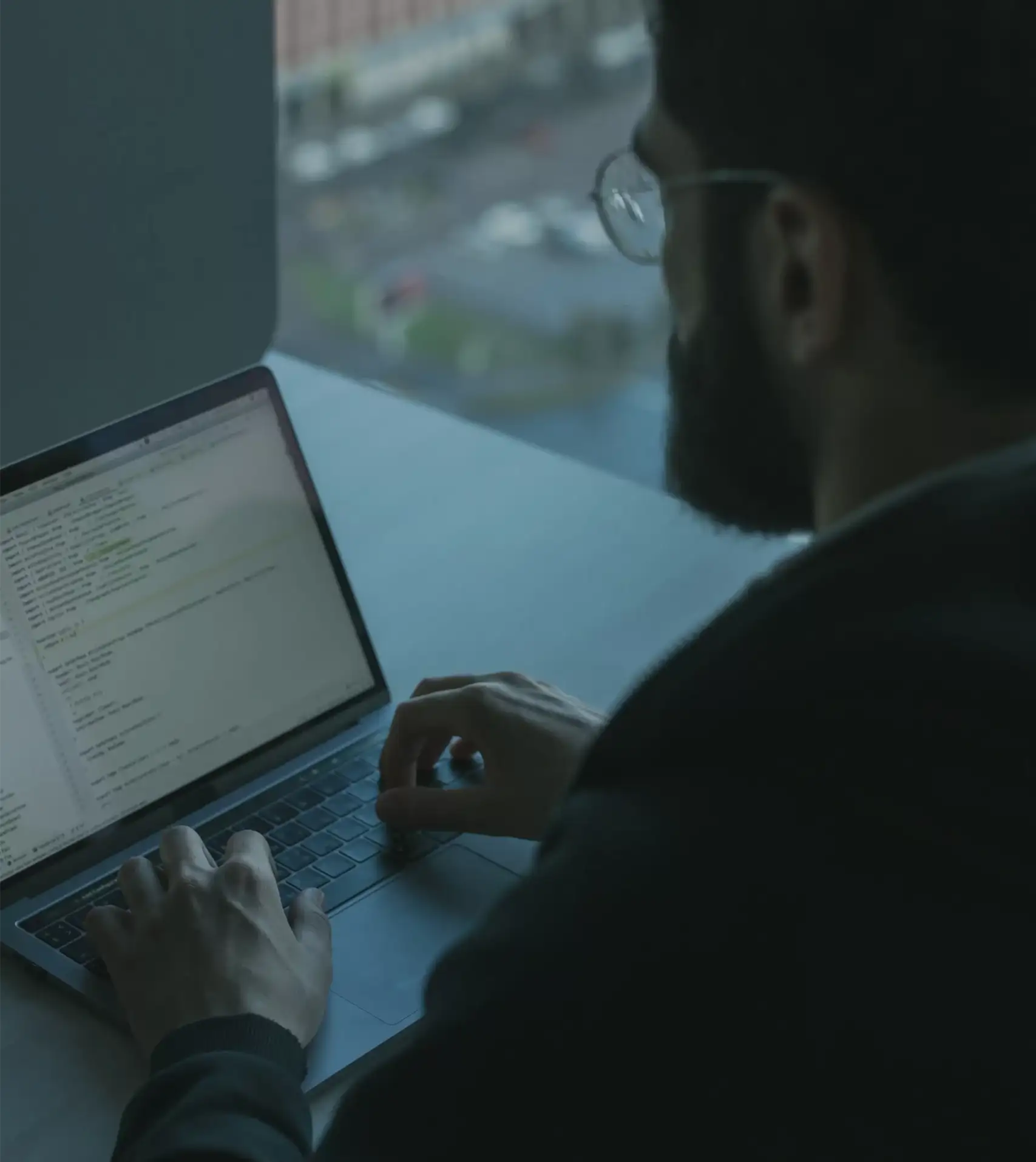 hombre navegando internet copia hombre navegando internet copia