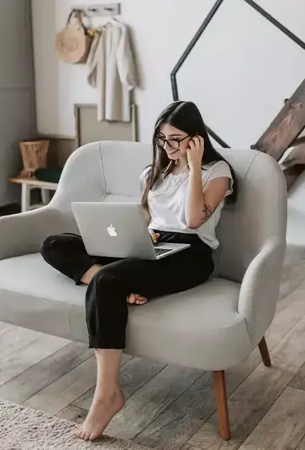mujer navengando internet