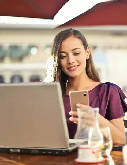 mujer usando redes sociales