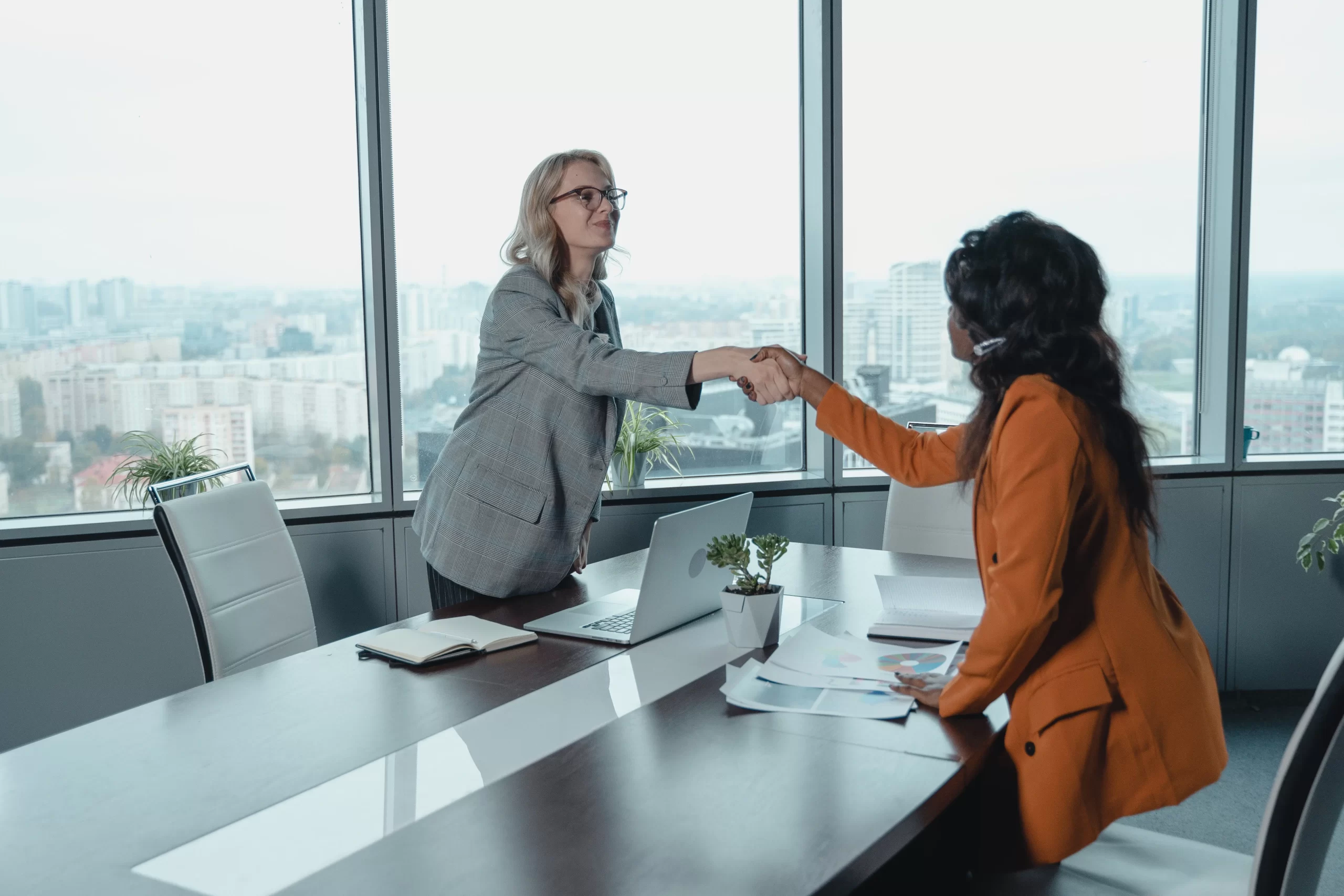 mujeres cerrando venta b2b mujeres cerrando venta b2b