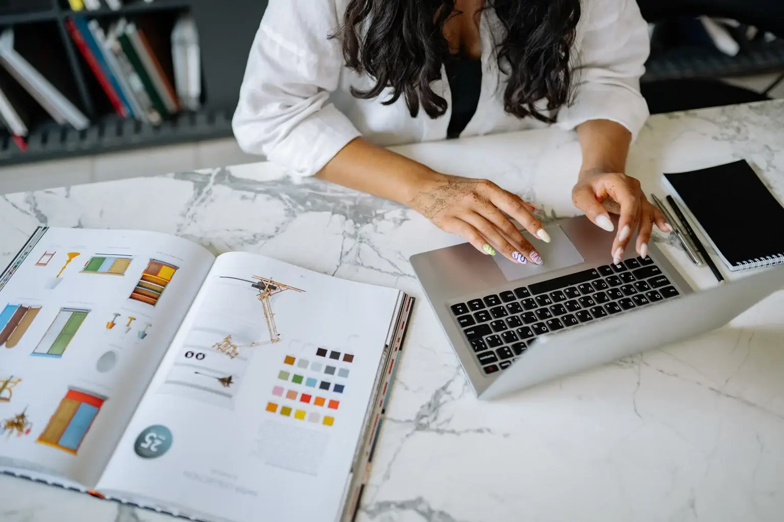 persona navegando en web 1536x1024 persona navegando en web 1536x1024