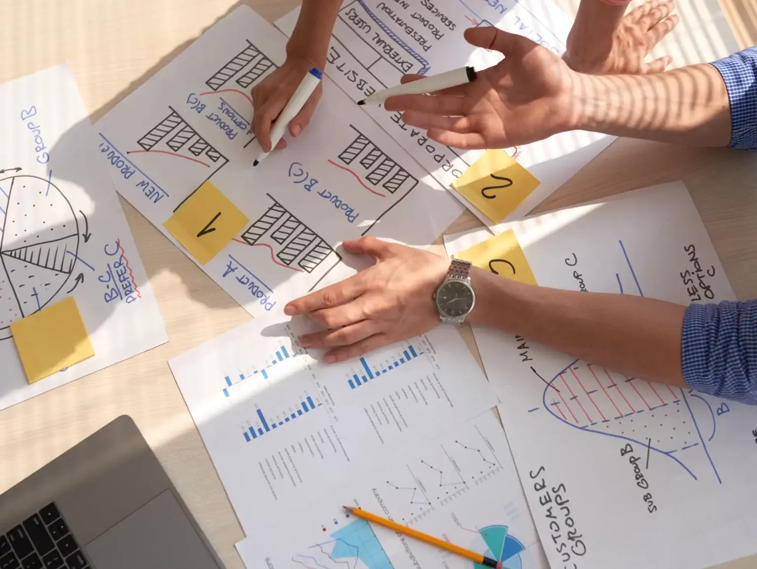 personas analizando plan de marketing scaled e1668793202611 1536x1155 personas analizando plan de marketing scaled e1668793202611 1536x1155