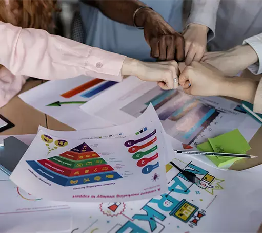 equipo chocando puños