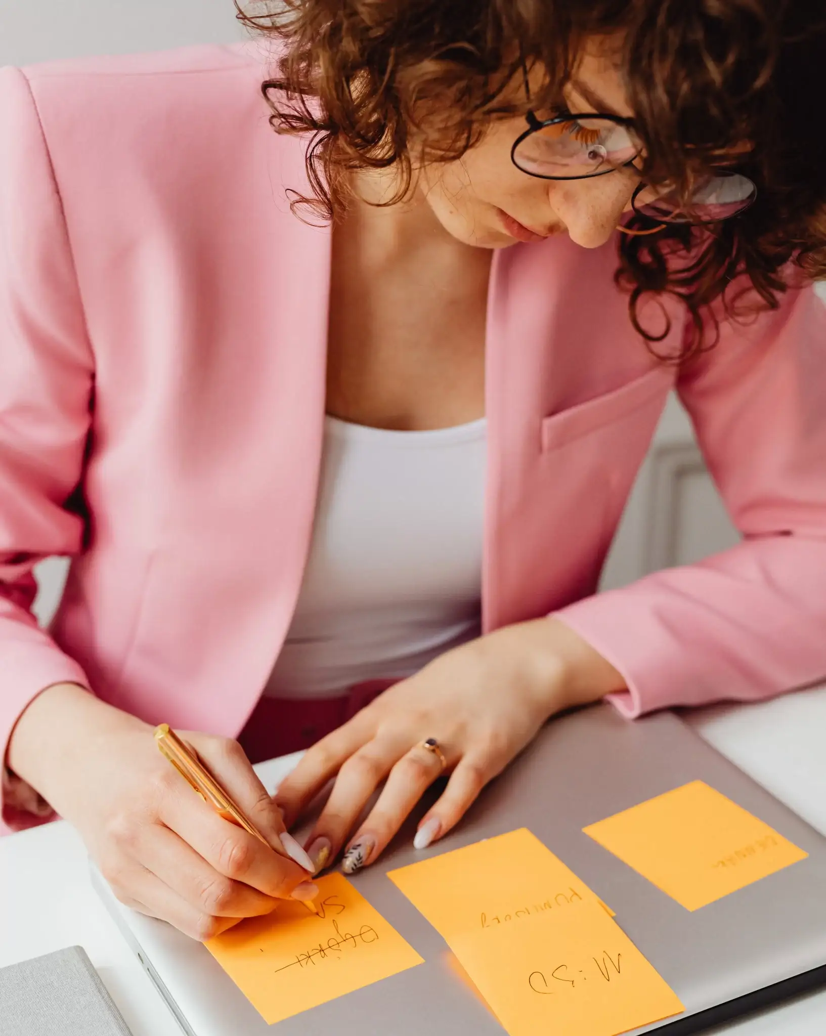 mujer escribiendo en post it copia 1633