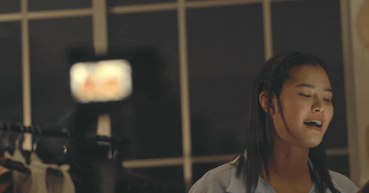 mujer grabando zapatillas