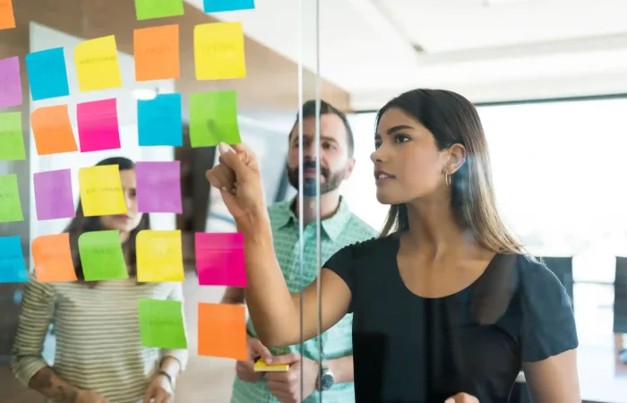 mujer planeando una estrategia con método aida2