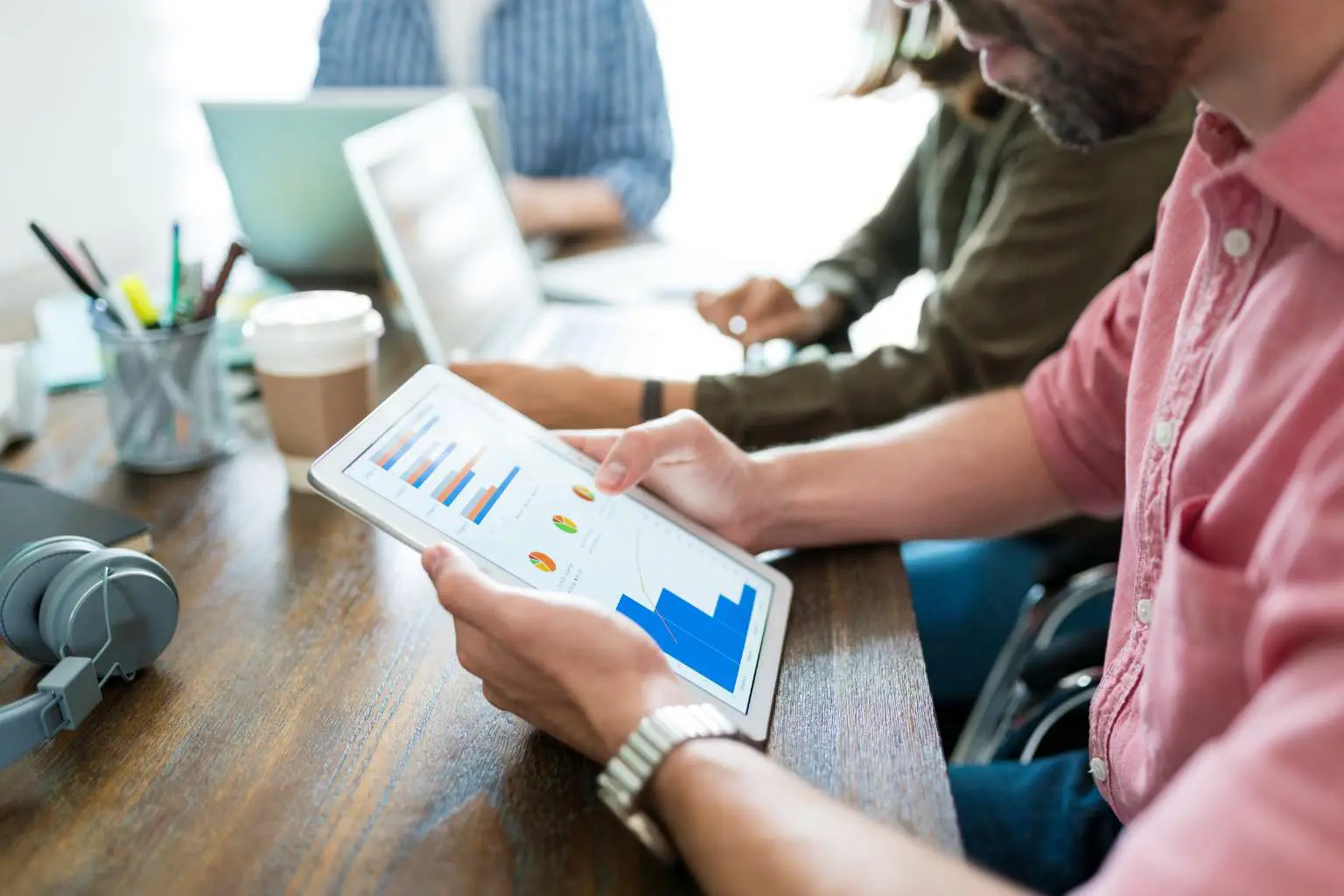 personas en ofinina revisando graficas y resultados 1