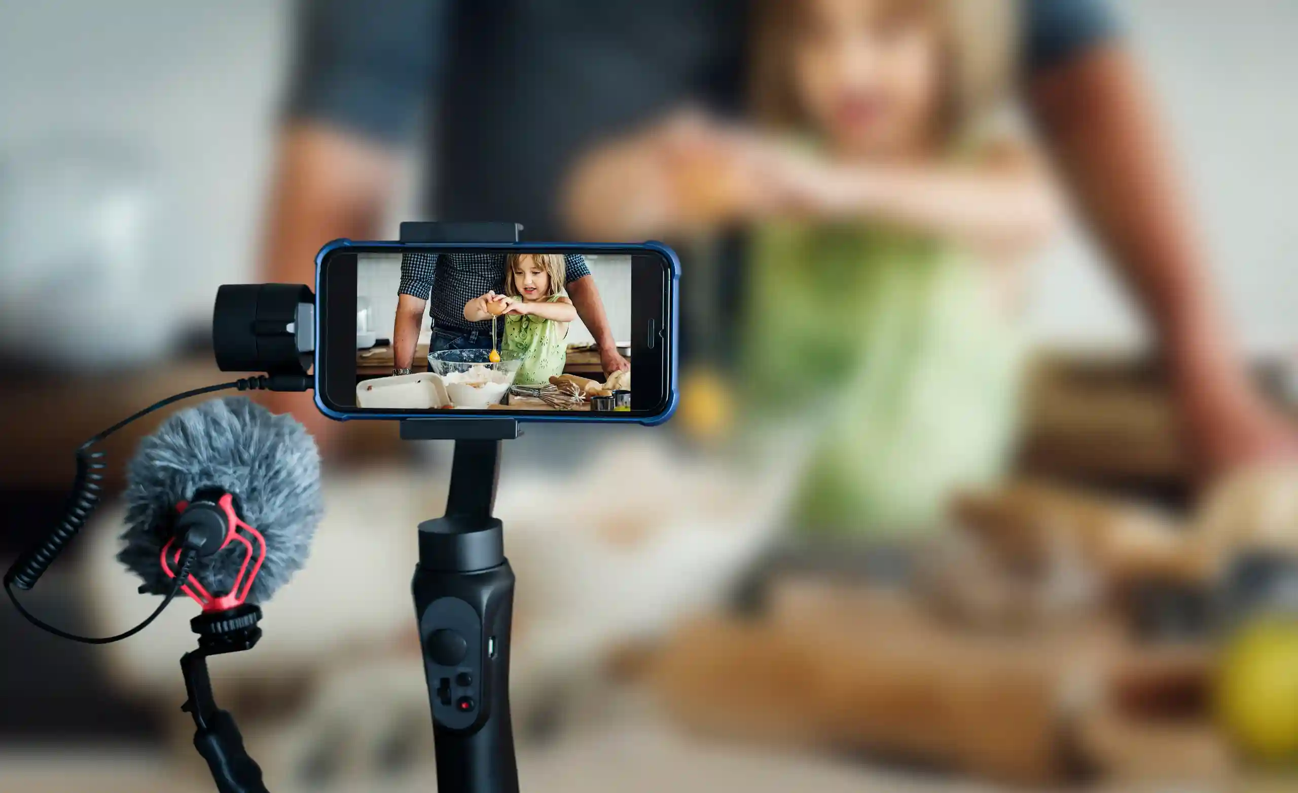 familia grabando contenido con celular familia grabando contenido con celular