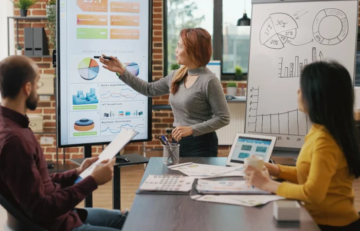 personas haciendo una estrategia de ventas