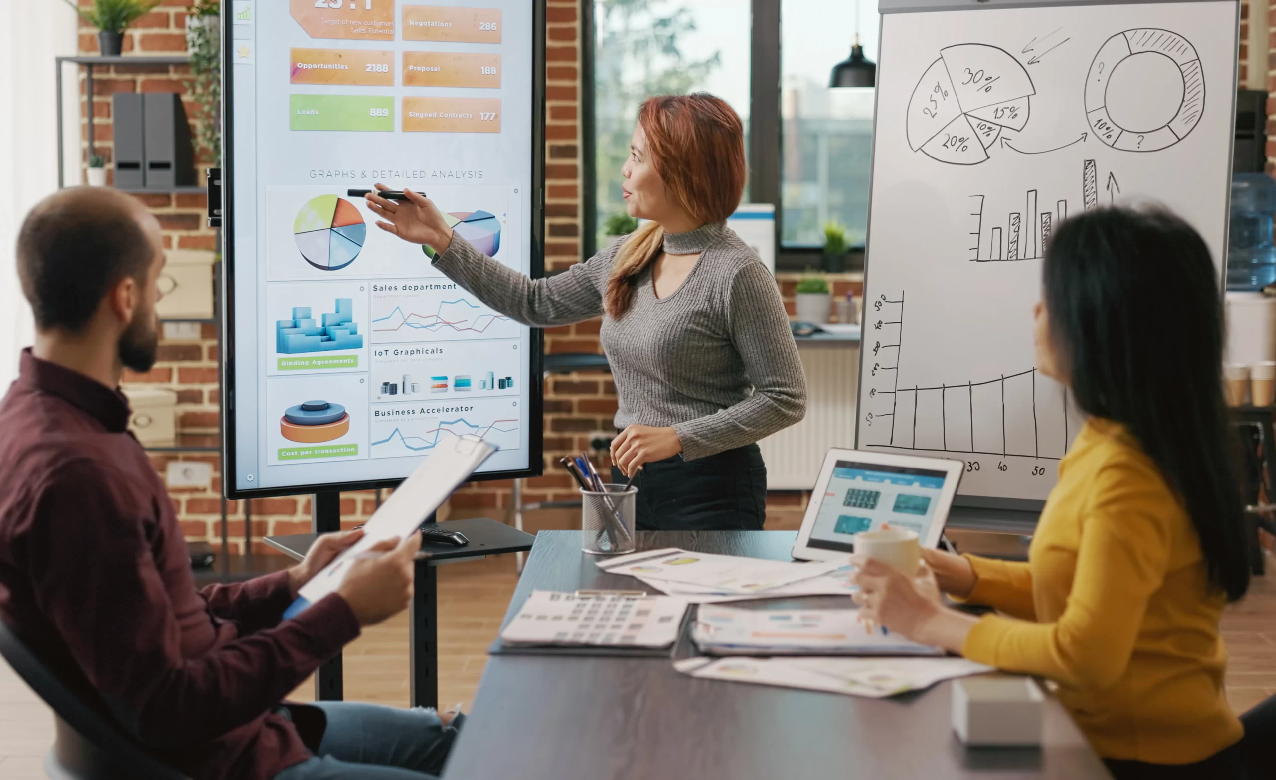 personas haciendo una estrategia de ventas