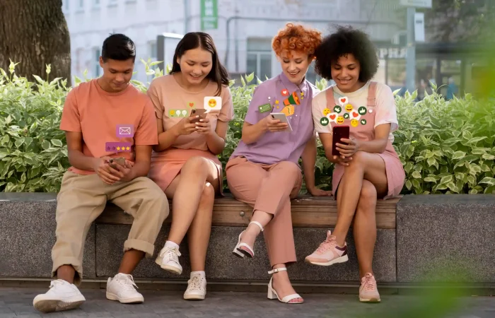 personas revisando el celular
