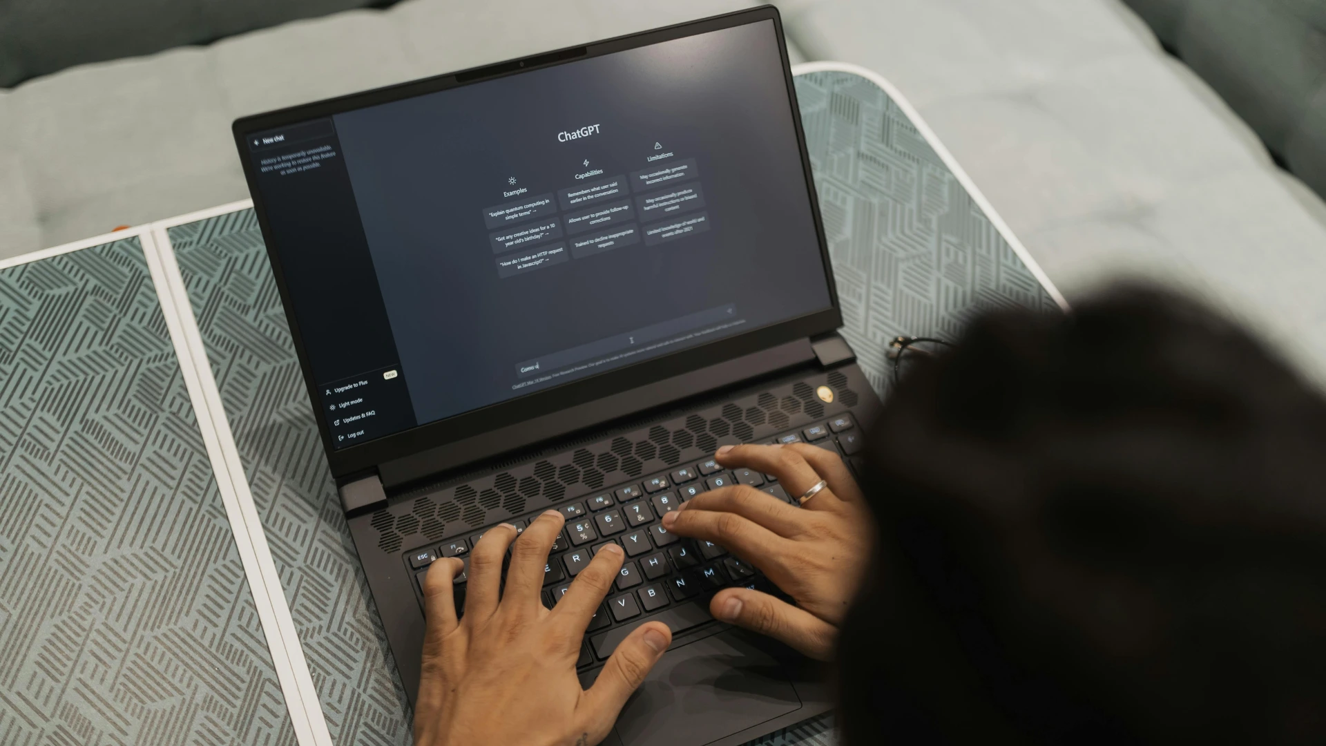 persona escribiendo prompt chat gpt