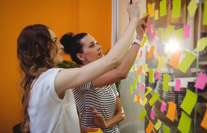 mujeres generando plan de marketing