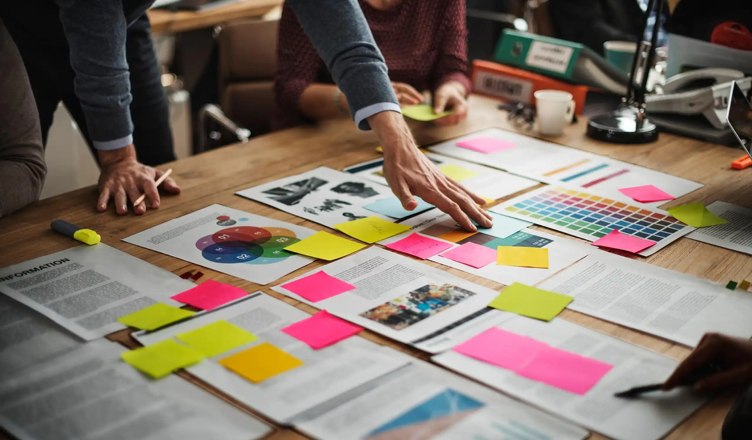 persona creando estrategias de marketing para producto