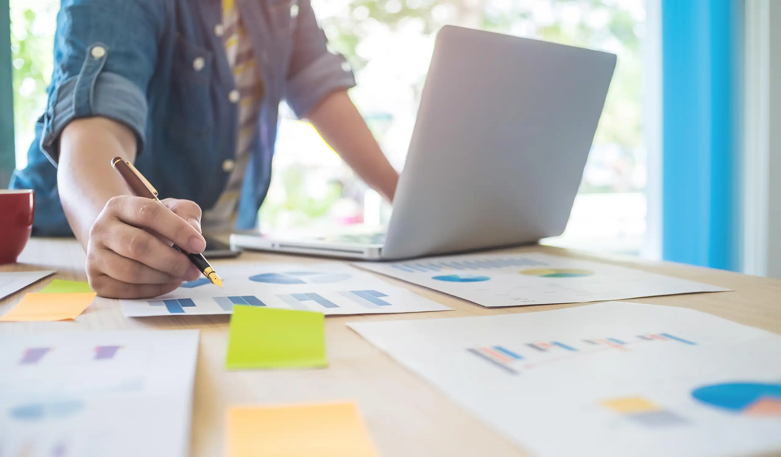 persona trabajando con computadora