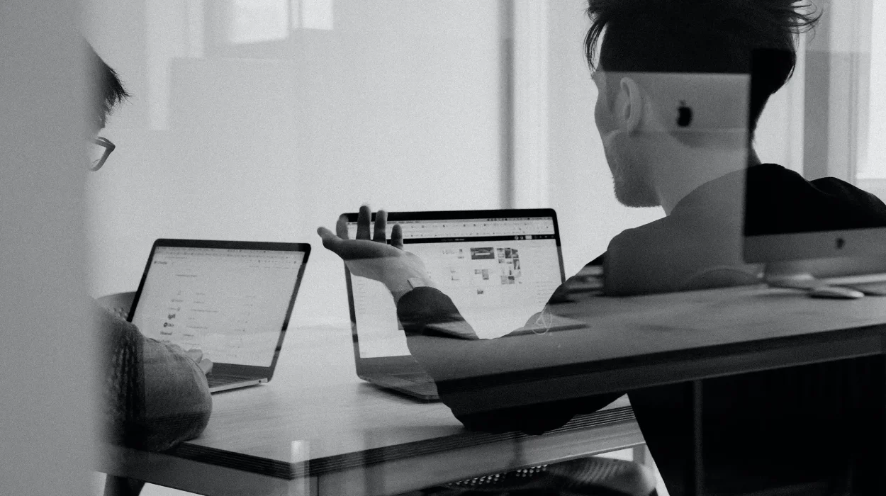 personas creando estrategia de marketing ejemplo