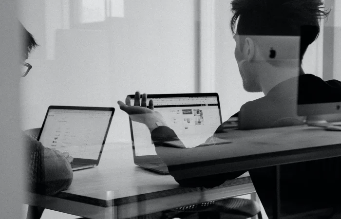 personas creando estrategia de marketing ejemplo