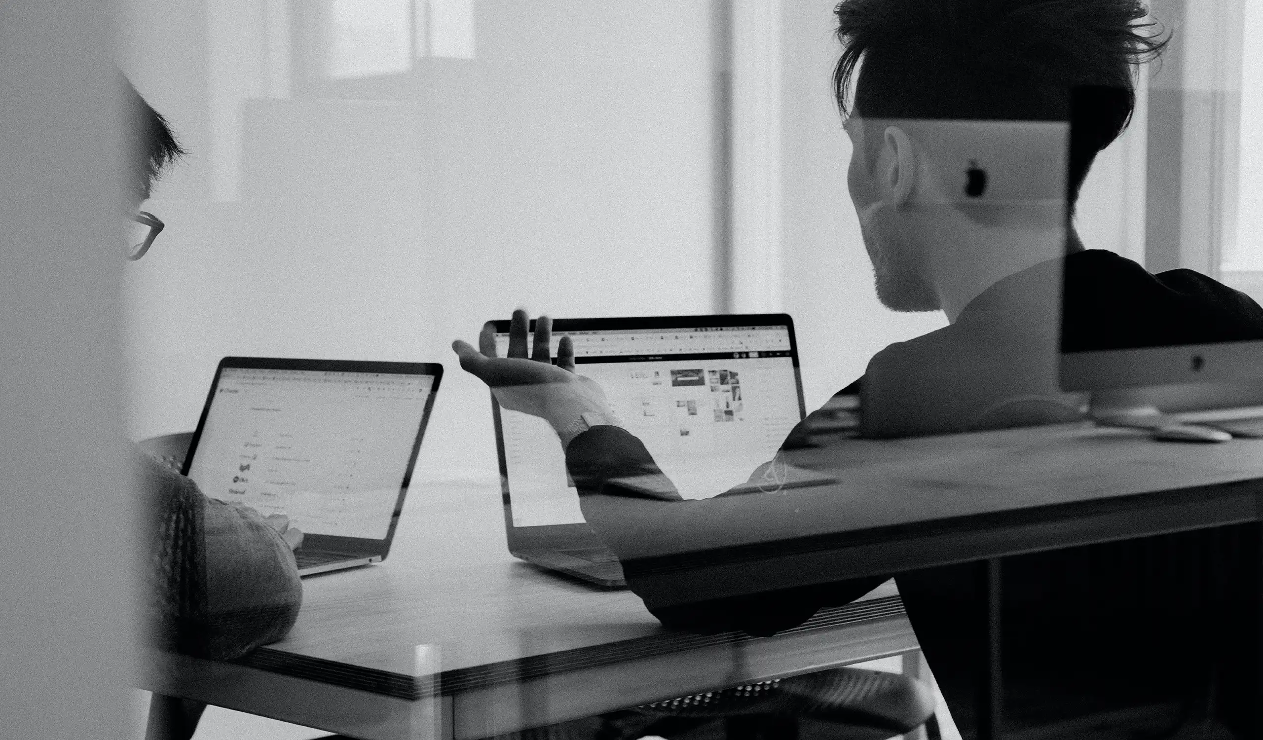 personas creando estrategia de marketing ejemplo