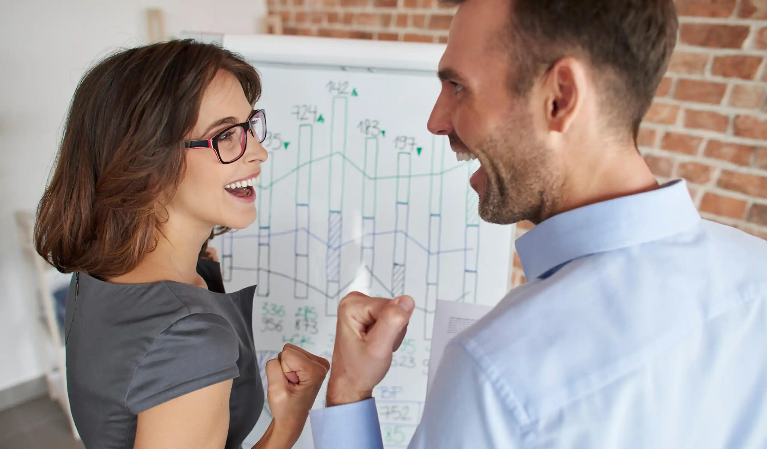 personas midiendio el exito de su estrategia