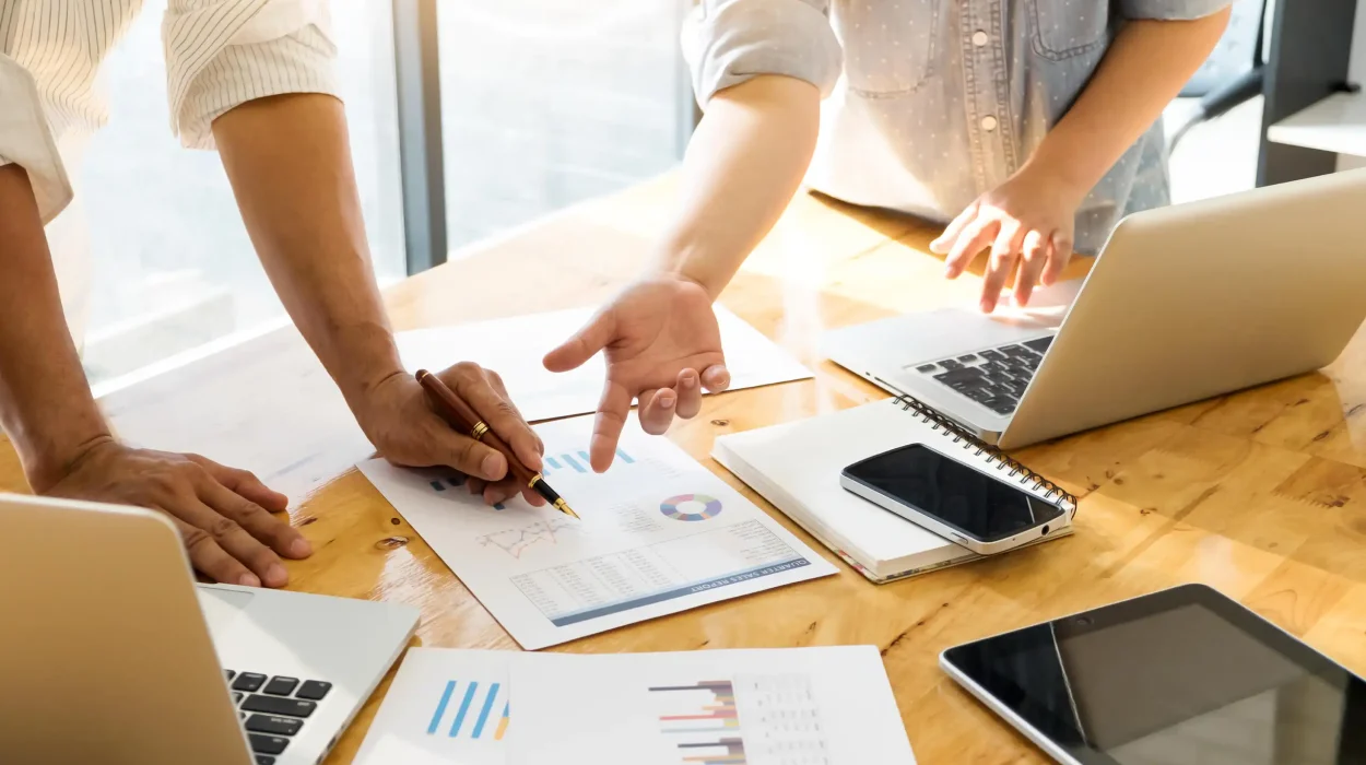 personas trabajando en estrategias