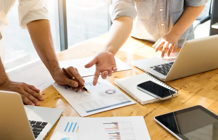 personas trabajando en estrategias