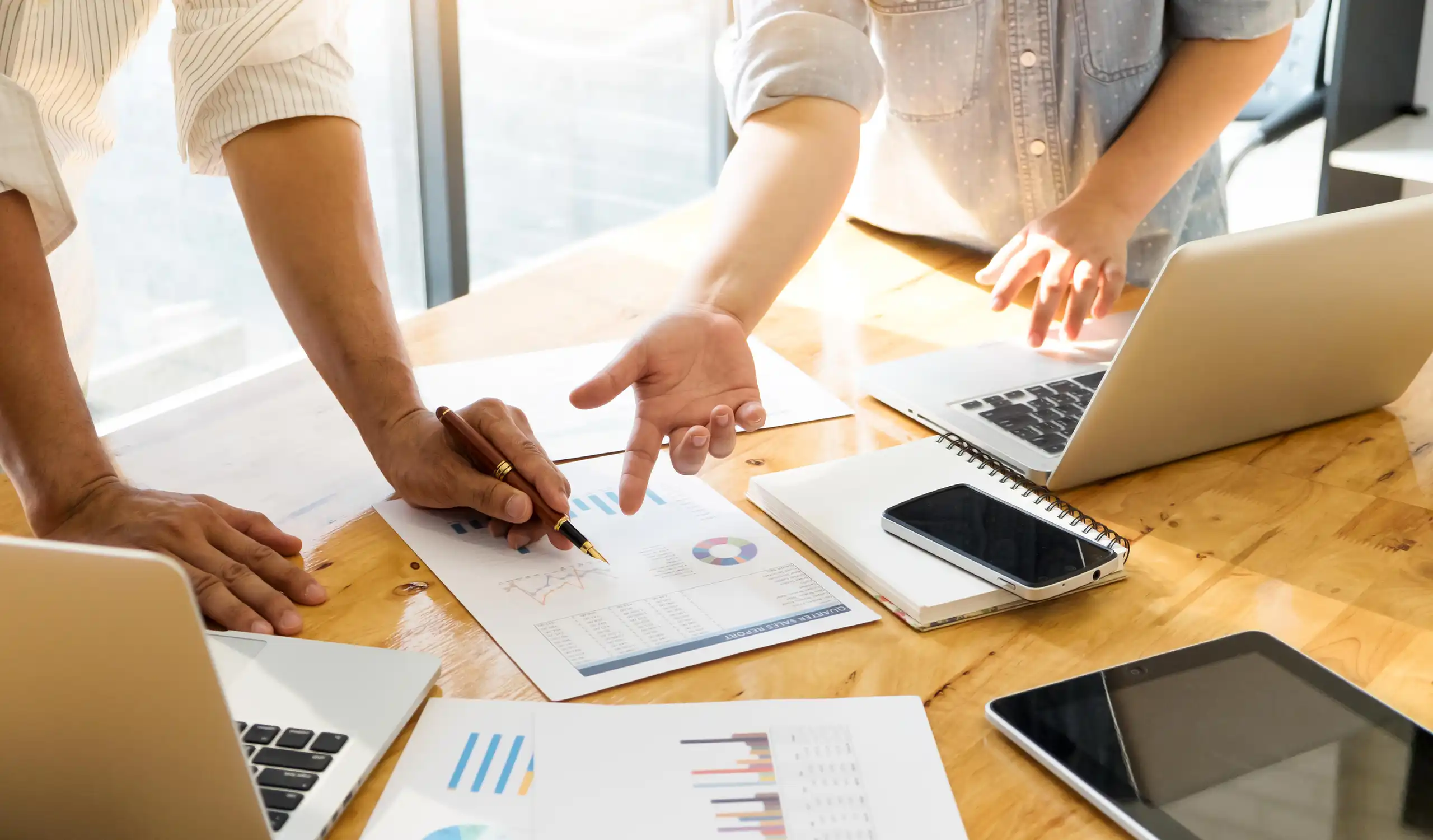 personas trabajando en estrategias