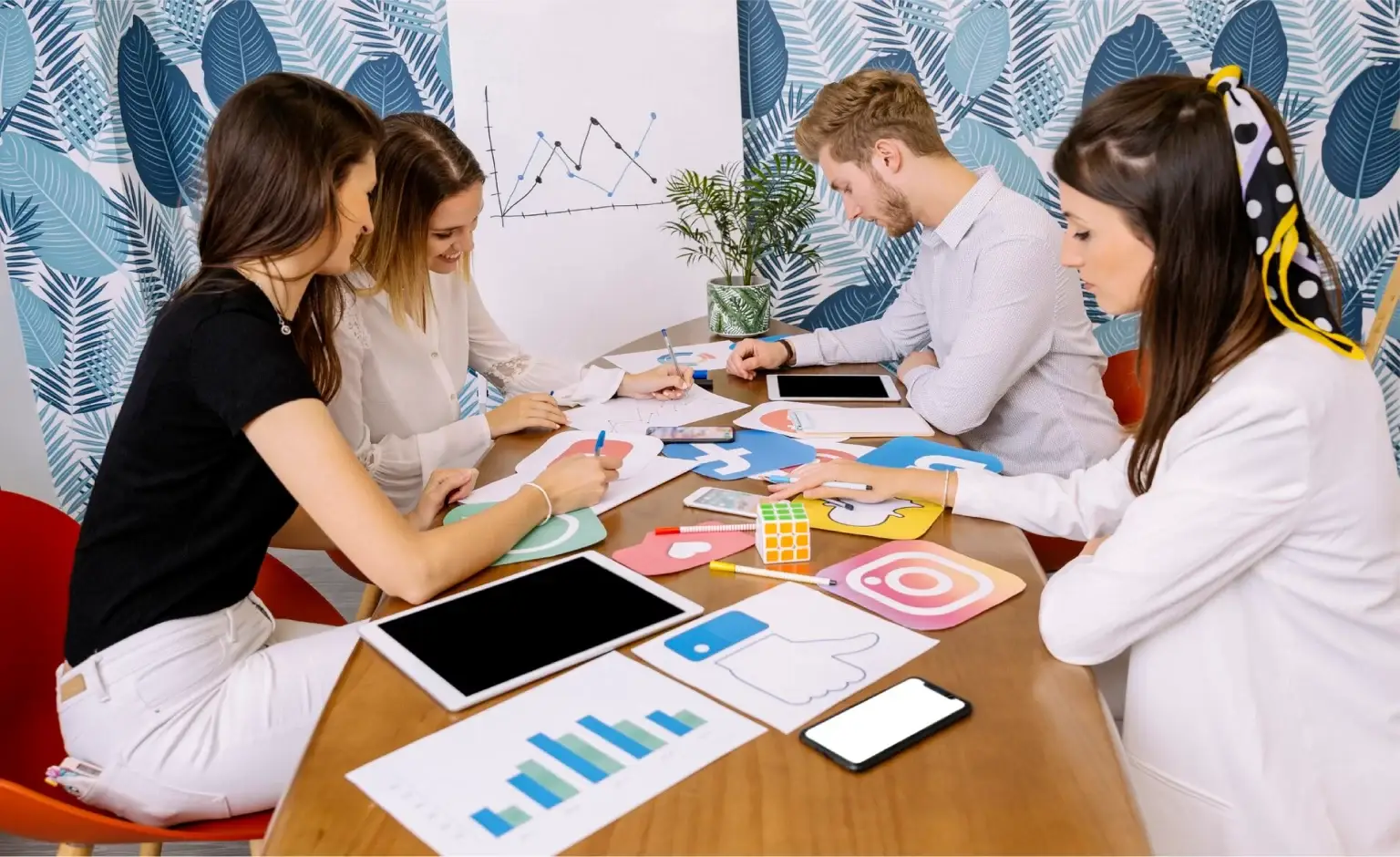 equipo creando estrategia 09