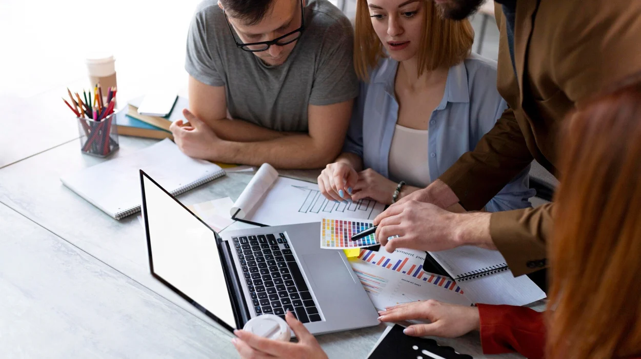 equipo de marketing trabajando