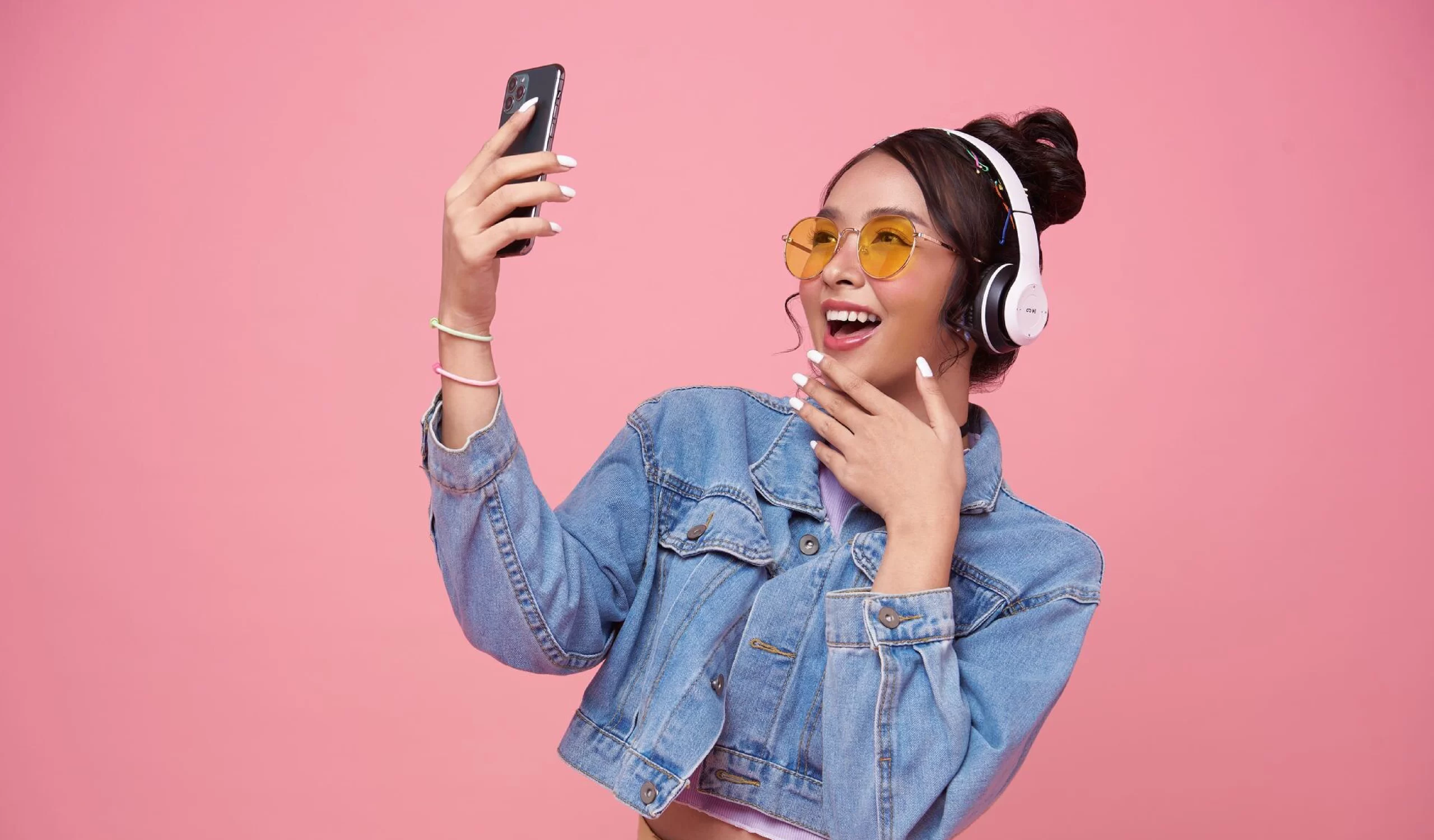 influencer grabando tendencias de marketing para 2024 influencer grabando tendencias de marketing para 2024