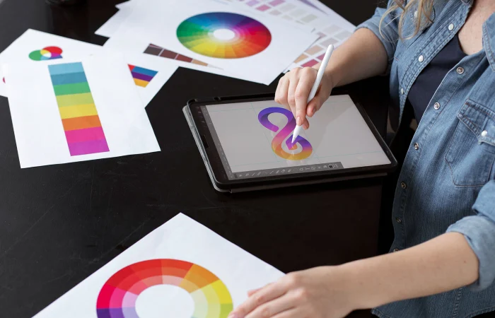 mujer generando logotipo digital