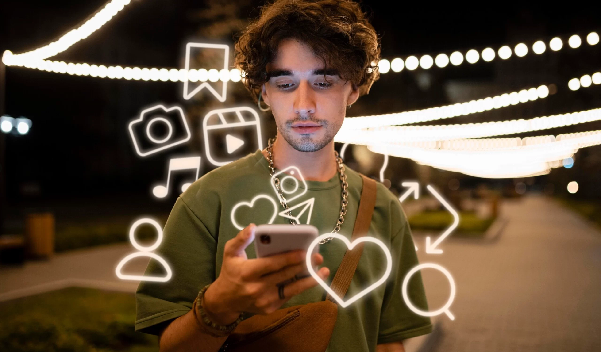 persona buscando tendencias de marketing para 2024 en un celular persona buscando tendencias de marketing para 2024 en un celular