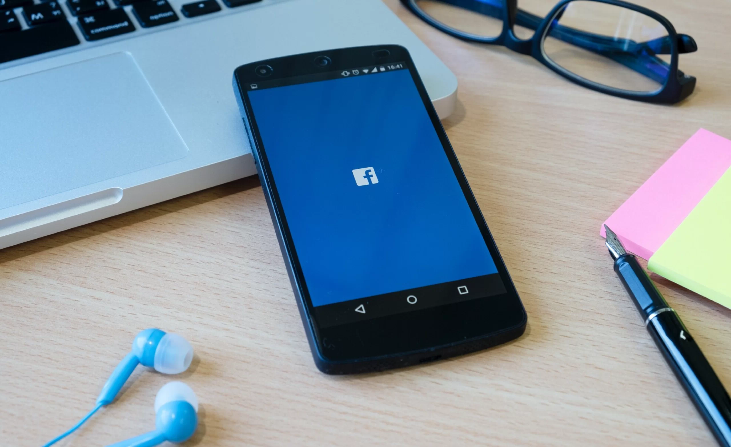 celular aplicacion facebook