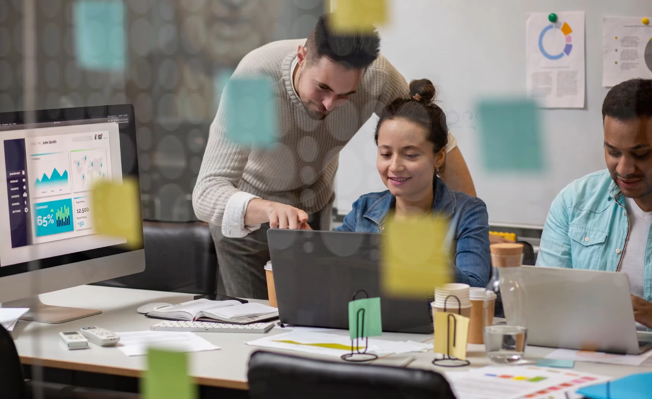 equipo creando estrategia digital