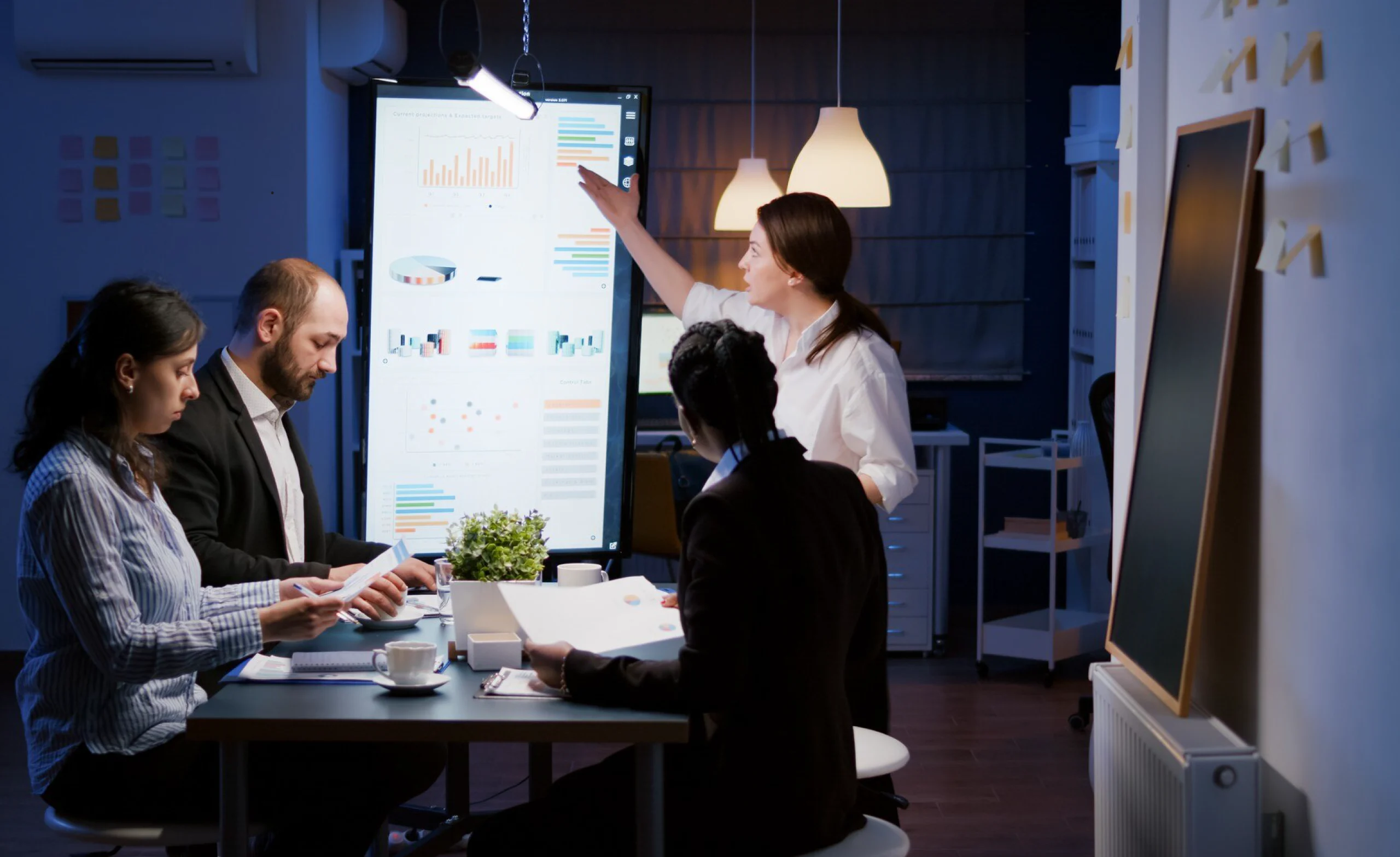 equipo creando estrategia marketing