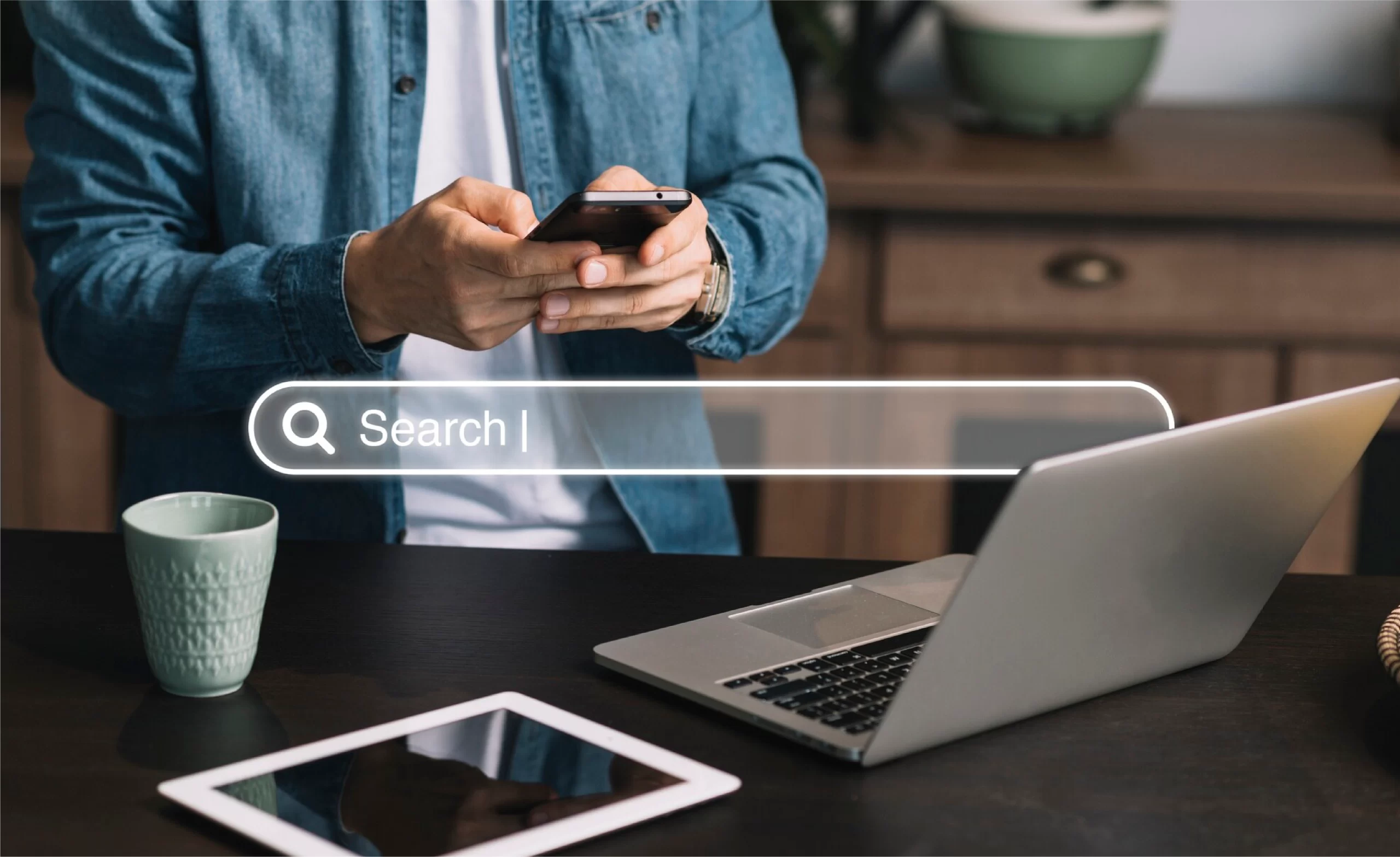 hombre escribiendo en el buscador