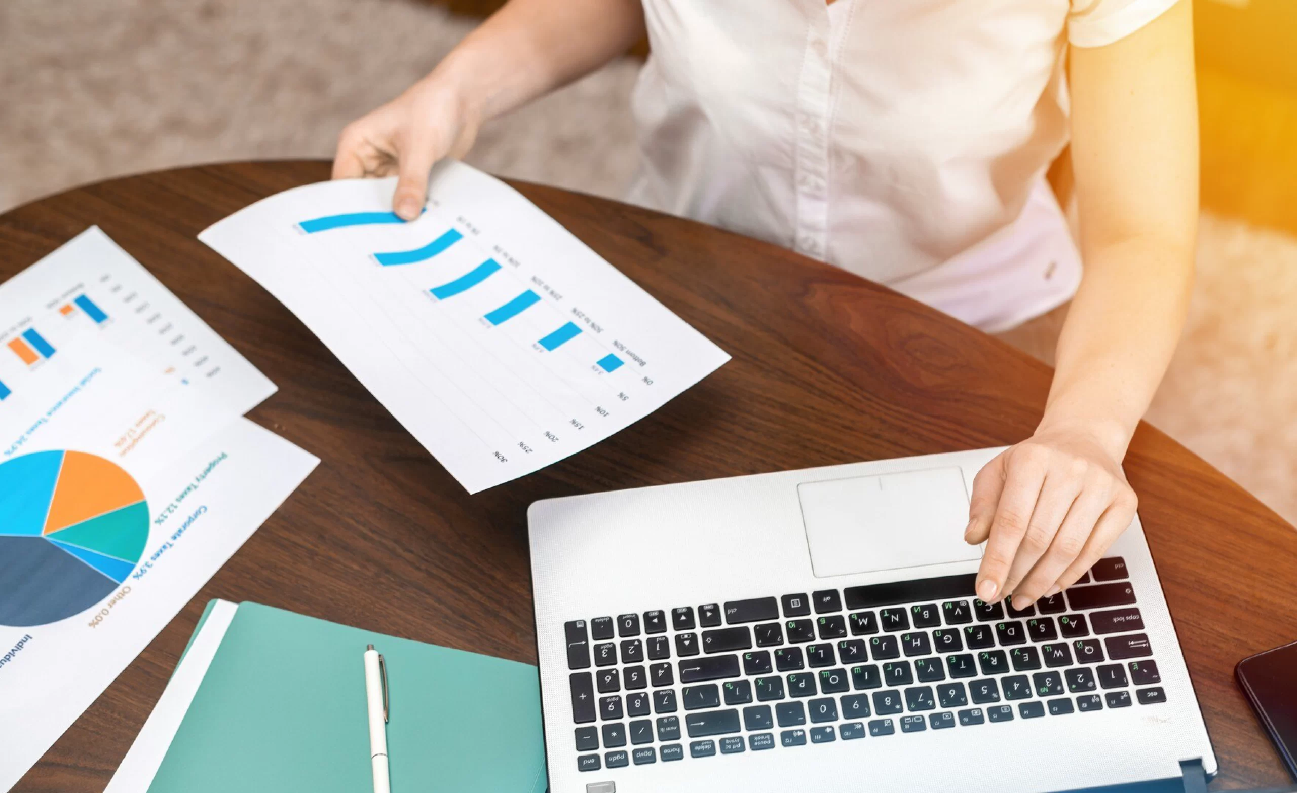 mujer analizando datos