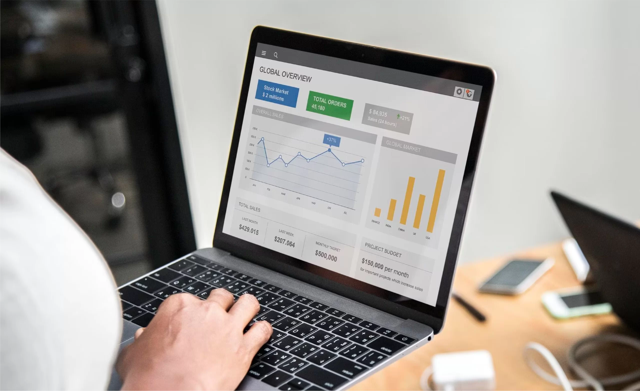 persona analizando datos