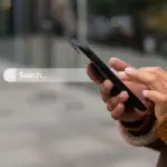 persona buscando en celular 200x200