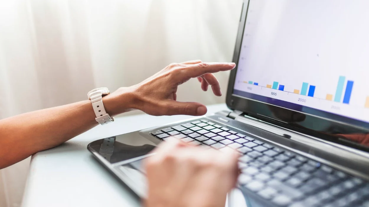 persona viendo computadora