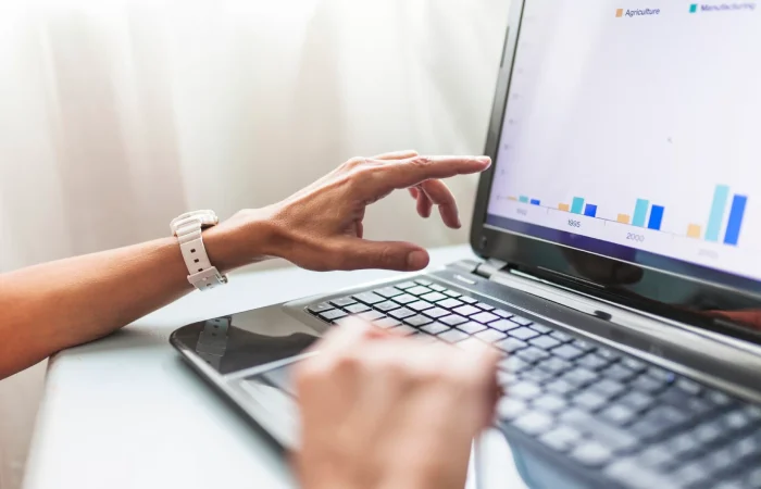 persona viendo computadora