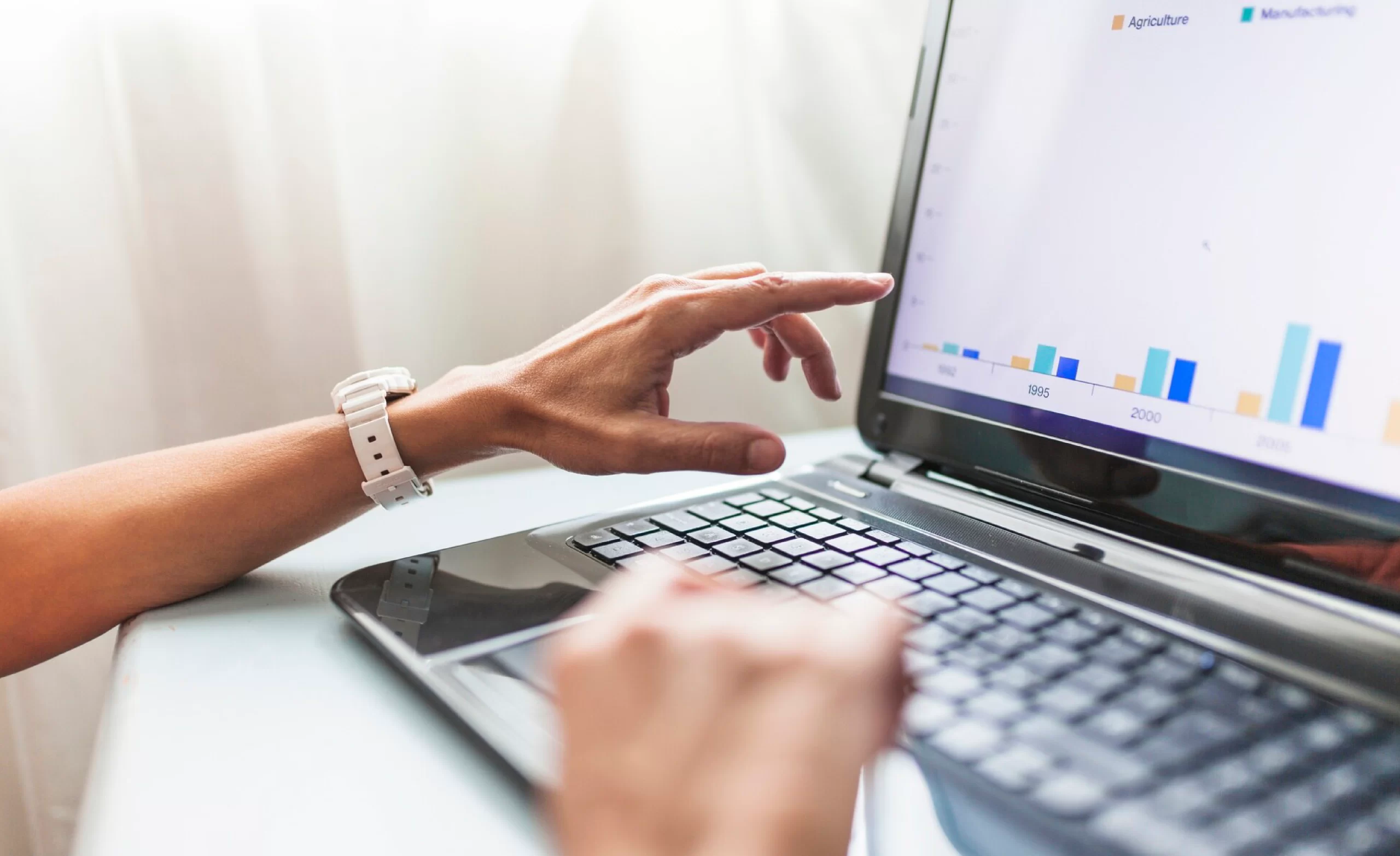 persona viendo computadora