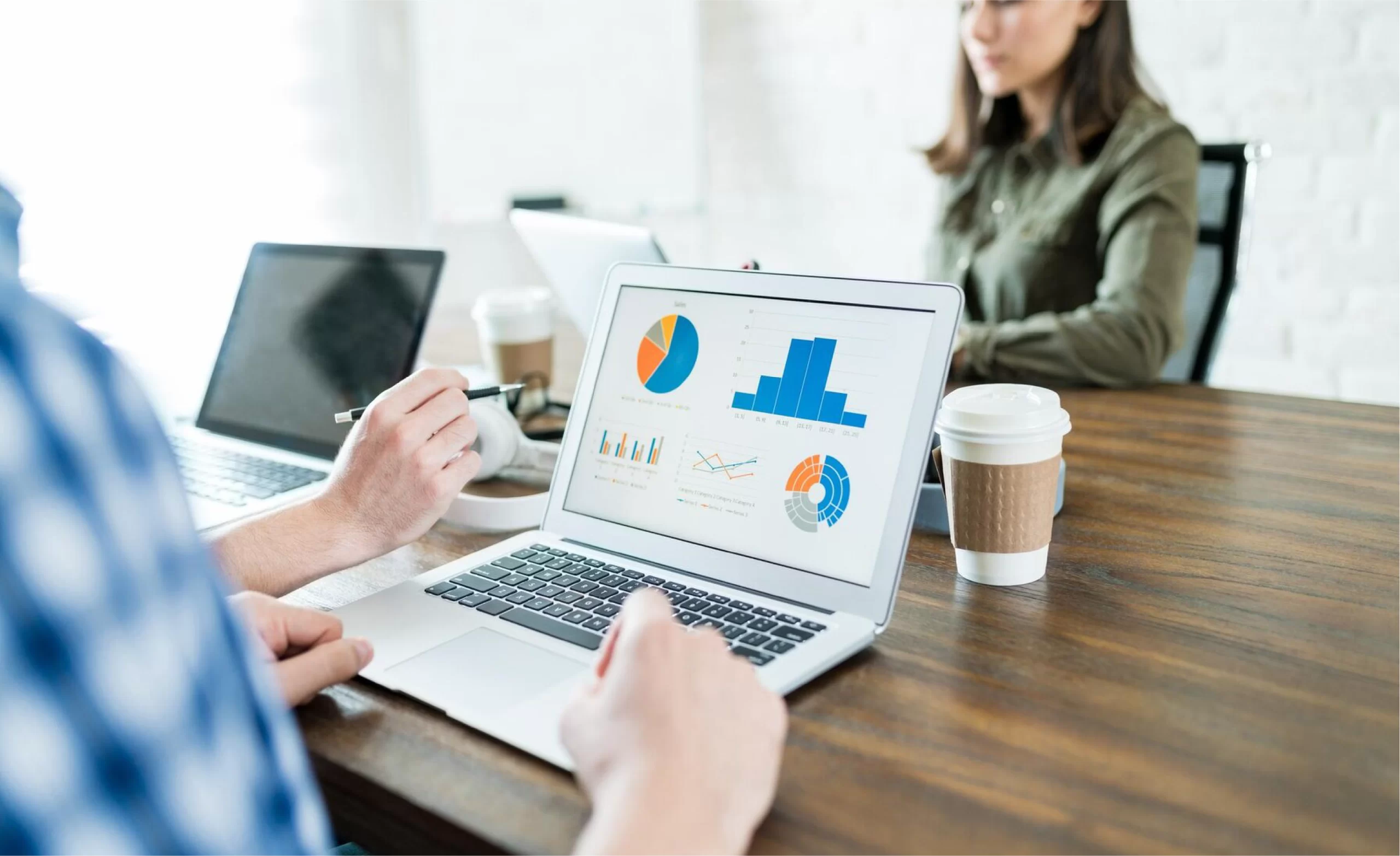 persona viendo estadísticas