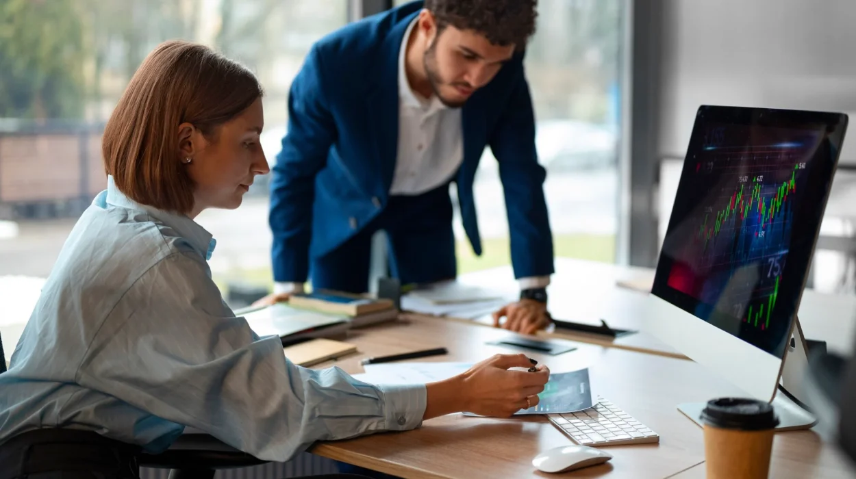 equipo viendo hoja análisis