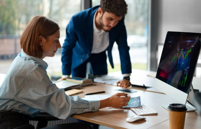 equipo viendo hoja análisis