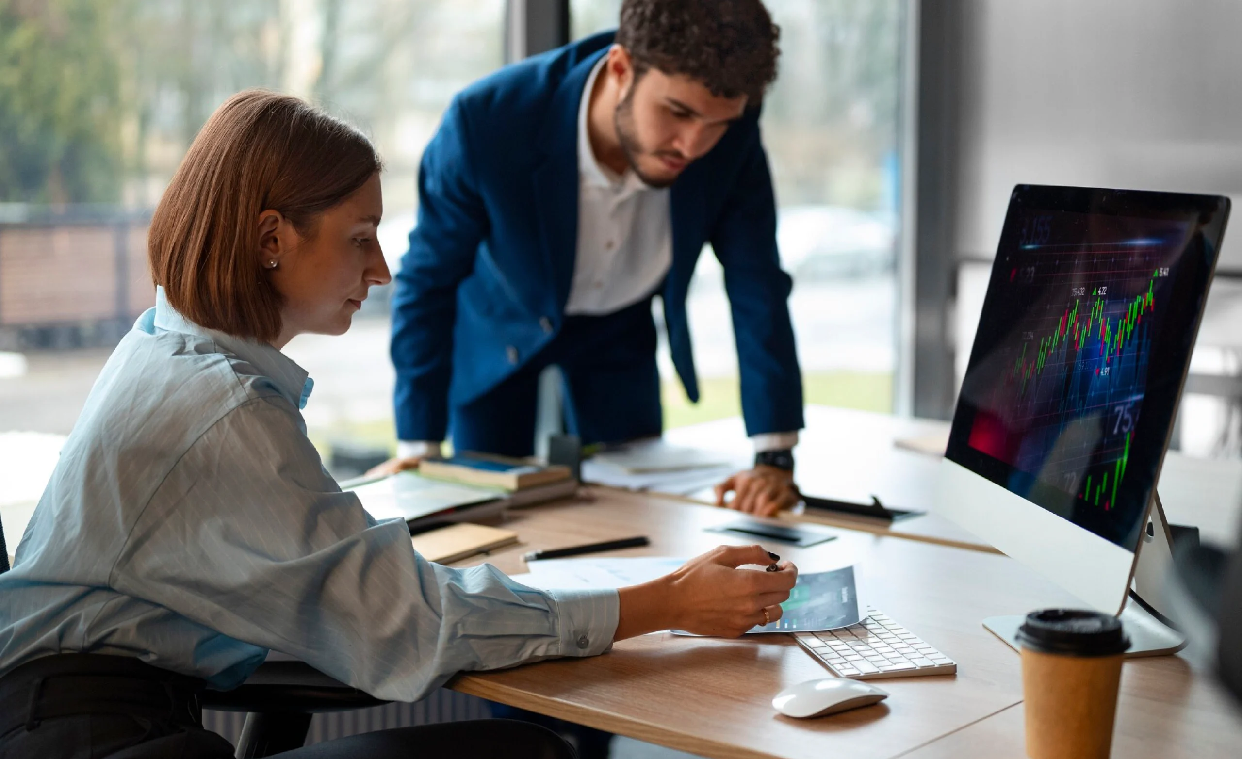 equipo viendo hoja análisis