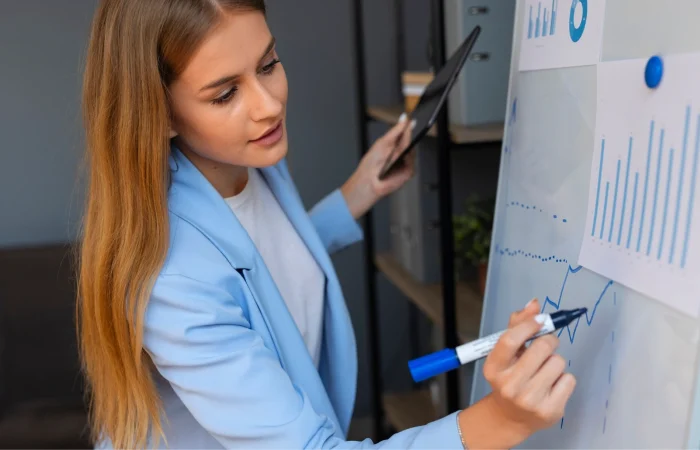 mujer calculando estadísticas