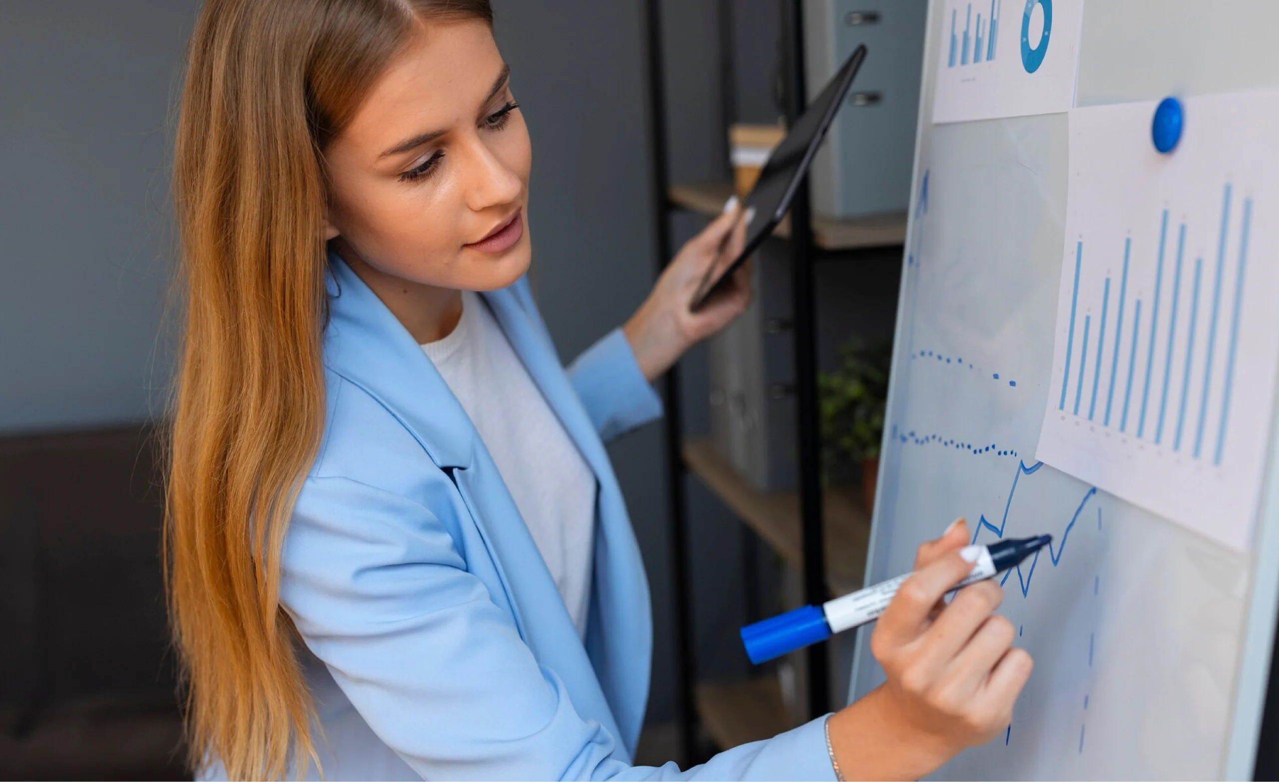 mujer calculando estadísticas