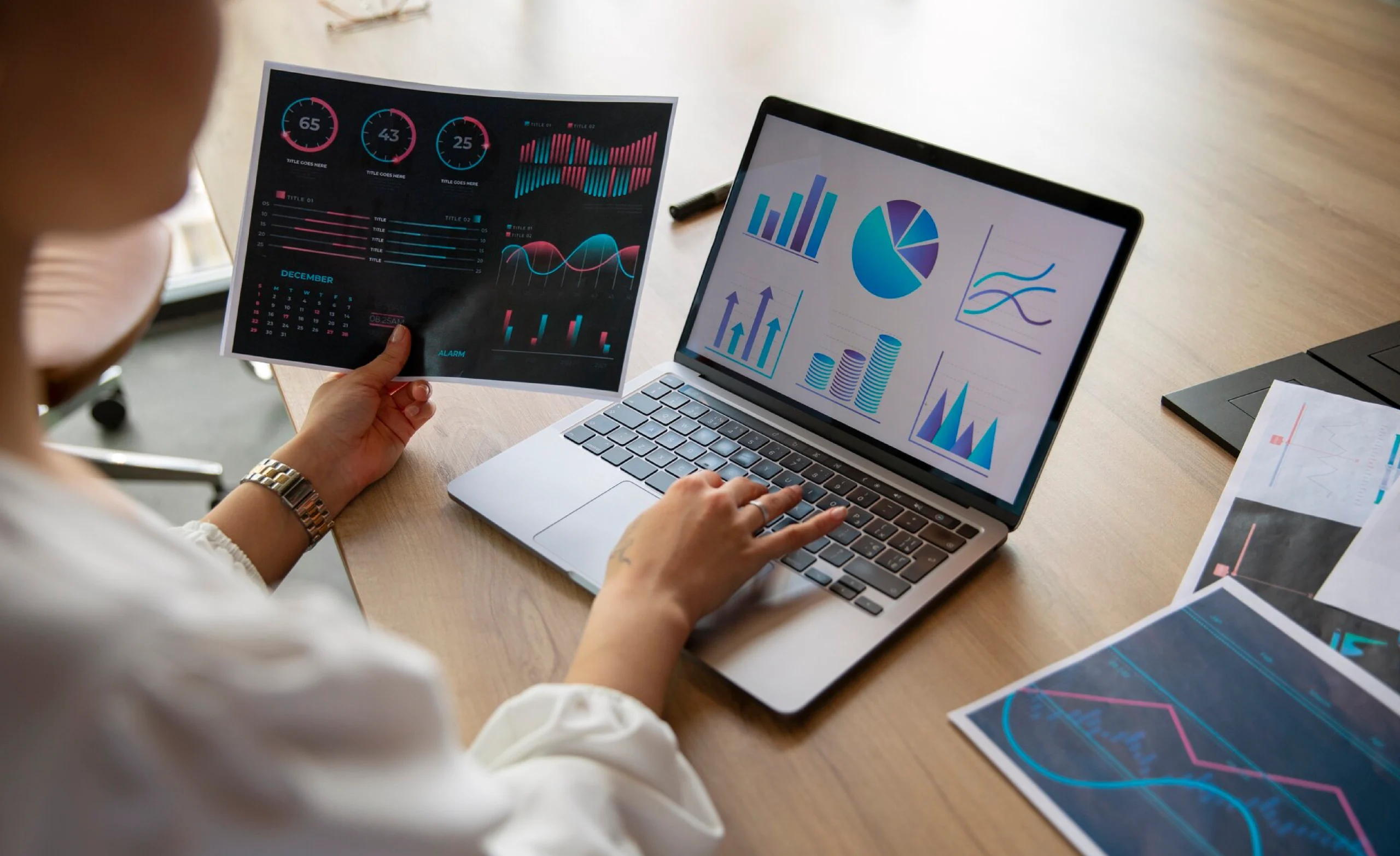 mujer viendo computadora